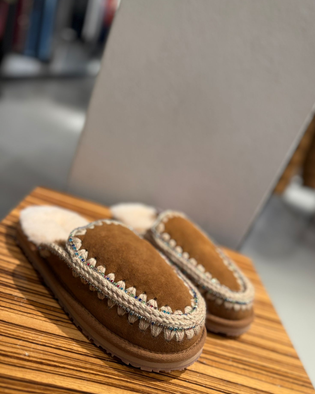 SUEDE ESKIMO SLIPPER RHIINESTONES DONNA MOU|Colore:Biscotto